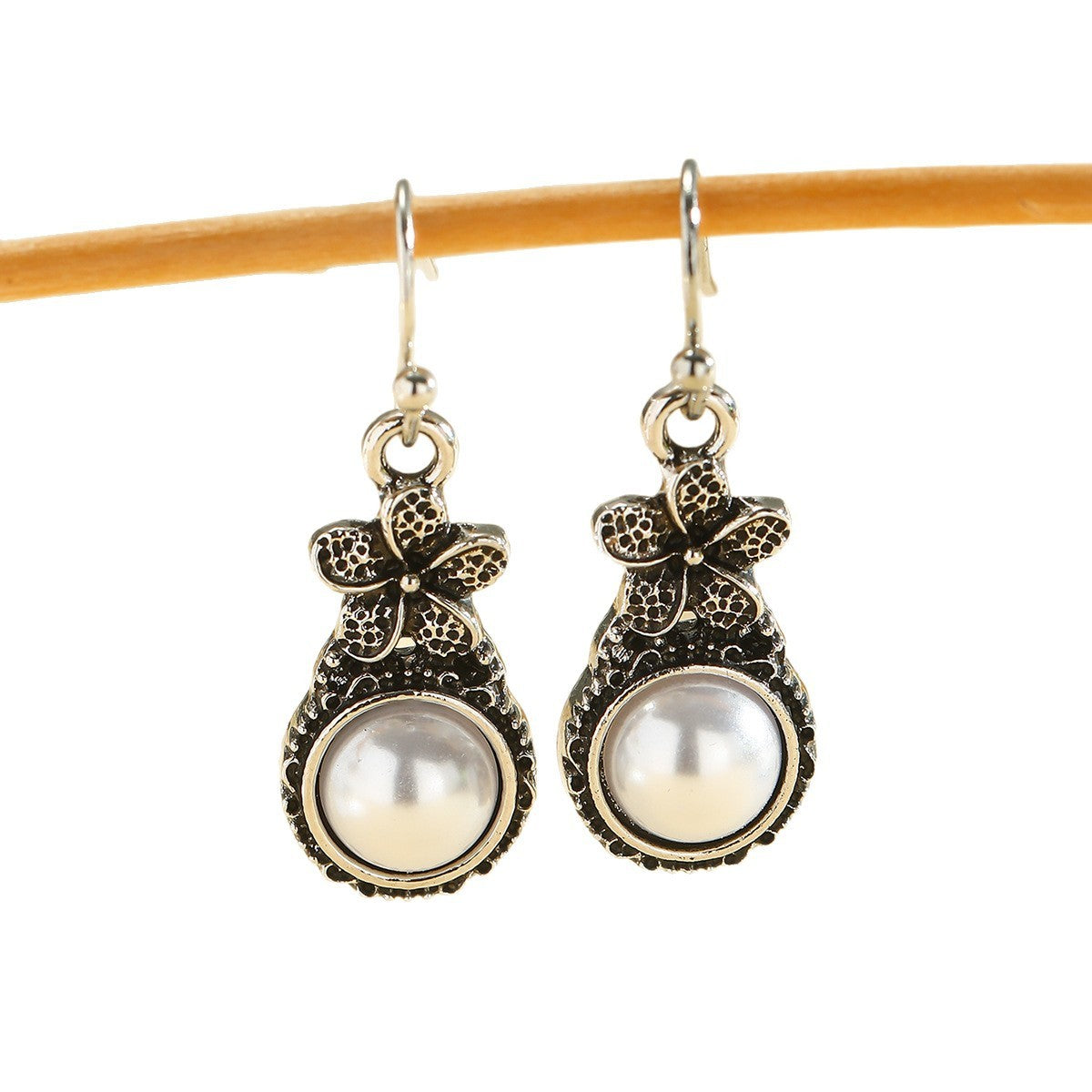 Environmental Alloy Plating Vintage Silver Plated Flower Inlaid Pearl Earrings